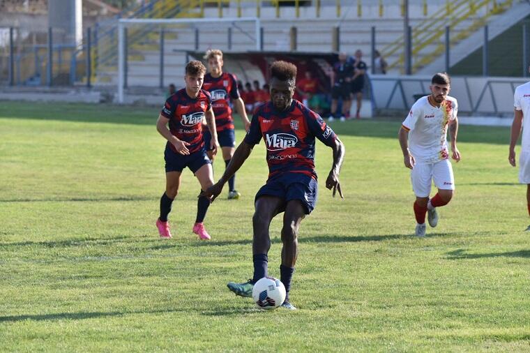 Adama Diakité dal dischetto durante Torres-Ghilarza | Foto Alessandro Sanna