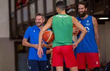 Il ct di Italbasket Gianmarco Pozzecco insieme a Gigi Datome durante il camp di Folgaria | Foto Twitter Italbasket