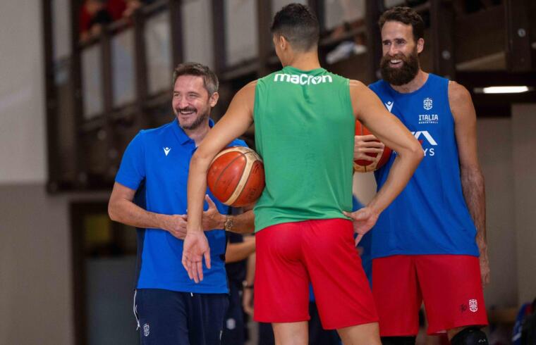 Il ct di Italbasket Gianmarco Pozzecco insieme a Gigi Datome durante il camp di Folgaria | Foto Twitter Italbasket