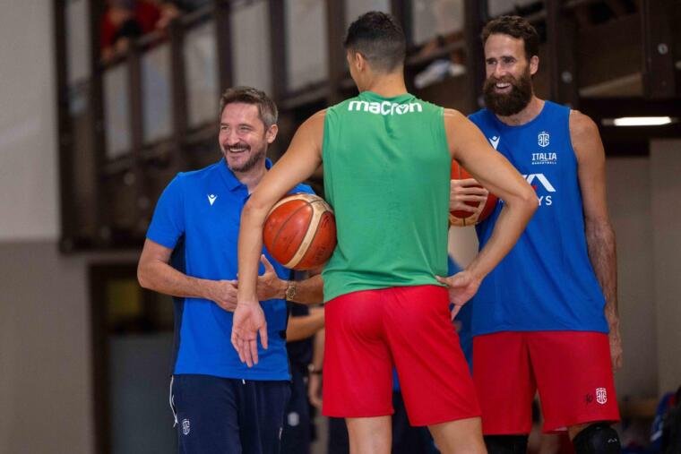 Il ct di Italbasket Gianmarco Pozzecco insieme a Gigi Datome durante il camp di Folgaria | Foto Twitter Italbasket