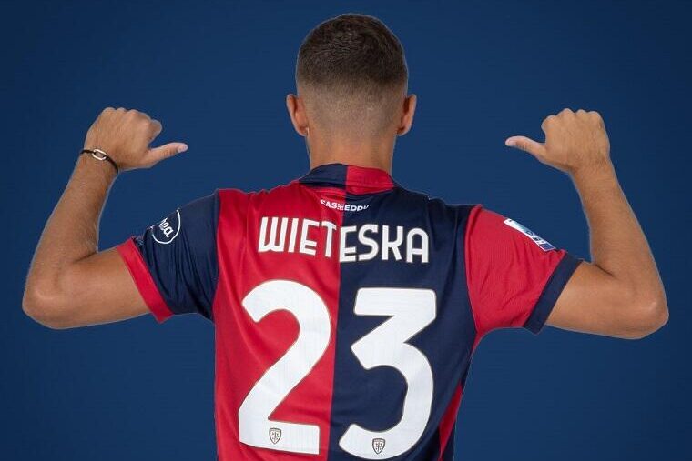 Il nuovo difensore del Cagliari Wieteska | Foto X/Twitter - Cagliari Calcio