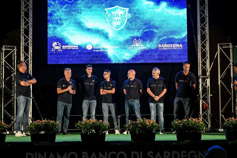 Lo staff tecnico della Dinamo Sassari maschile sul palco | Foto Luigi Canu