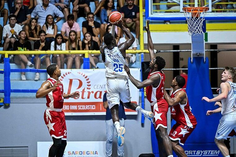 Diop al ferro durante Dinamo Sassari-Olimpia Milano | Foto Luigi Canu
