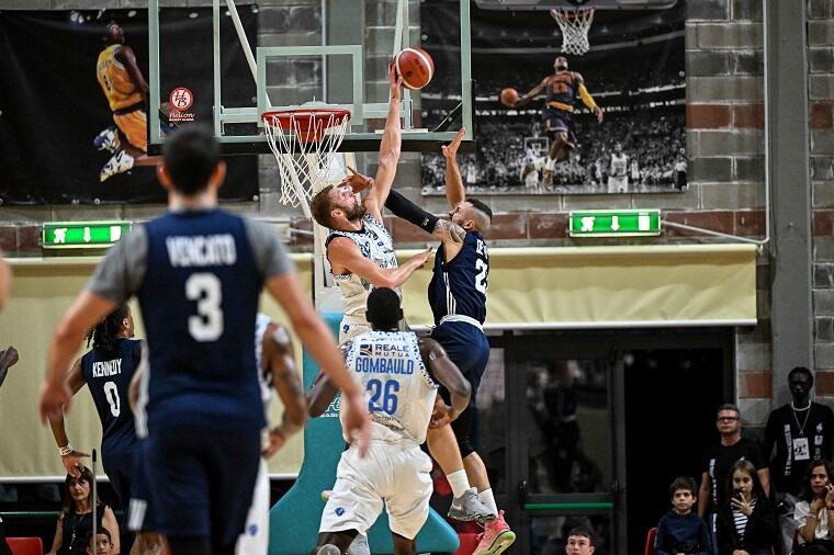Vassilis Charalampopoulos durante la sfida amichevole tra Dinamo Sassari e Reale Mutua Torino | Foto Luigi Canu