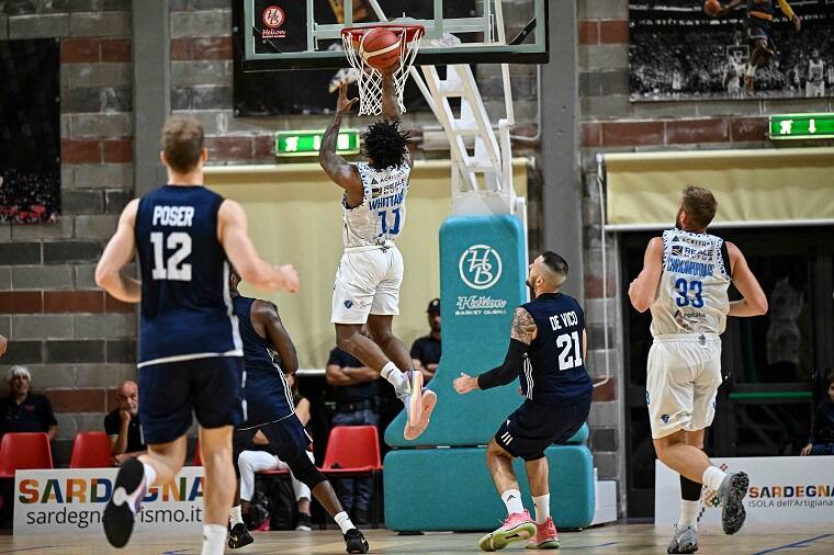 Stanley Whittaker al ferro durante Dinamo Sassari-Reale Mutua Torino | Foto Luigi Canu
