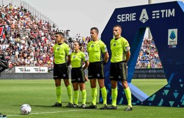 L'arbitro Daniele Doveri insieme al resto della squadra arbitrale prima di Cagliari-Udinese | Foto Luigi Canu