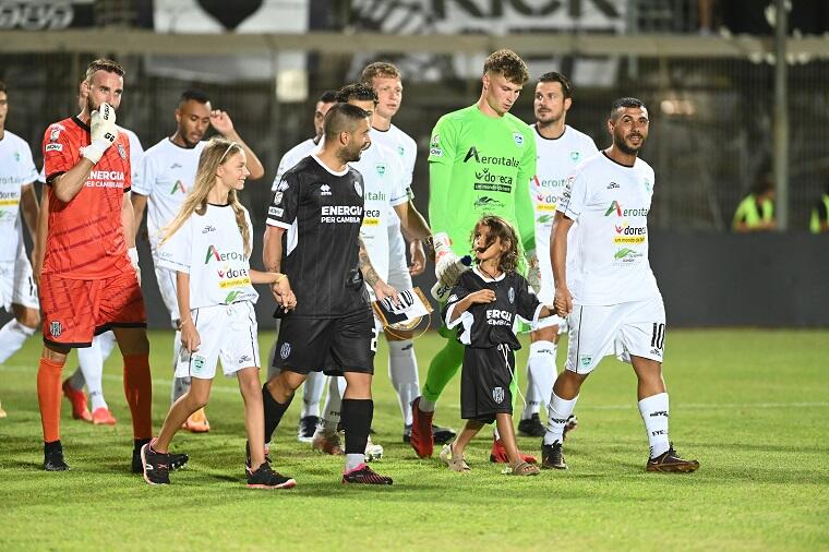 L'entrata in campo dell'Olbia per la gara contro il Cesena | Foto Sandro Giordano