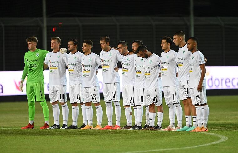 L'Olbia al centro del campo prima dell'inizio della sfida contro il Cesena | Foto Sandro Giordano