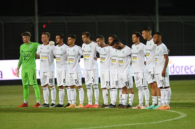 L'Olbia al centro del campo prima dell'inizio della sfida contro il Cesena | Foto Sandro Giordano