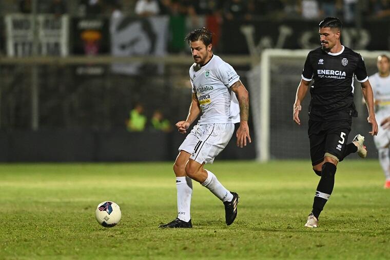 Daniele Dessena durante Olbia-Cesena | Foto Sandro Giordano