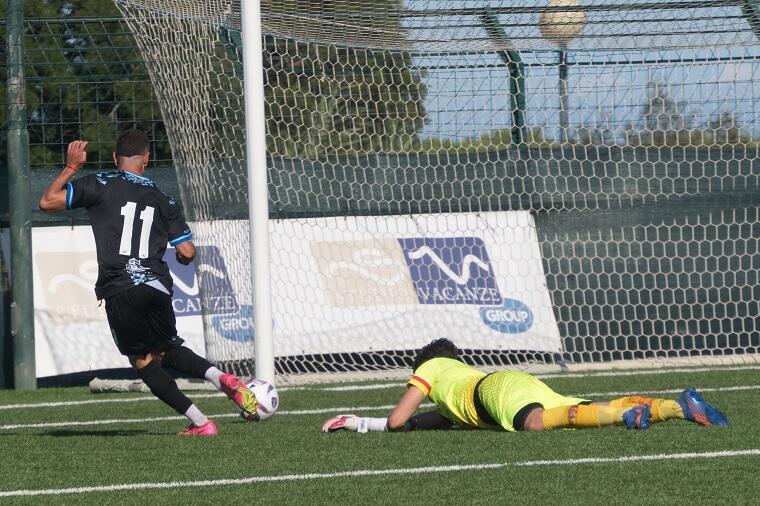 Lancioni deposita in rete il pallone del 2-1 durante Budoni-Atletico Uri | Foto Davide Ungredda