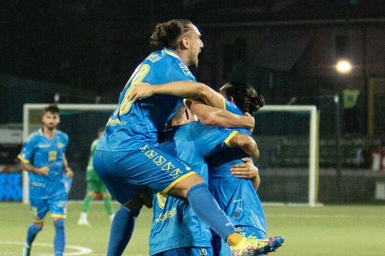 La Carrarese esulta dopo un gol | Foto Carrarese Calcio