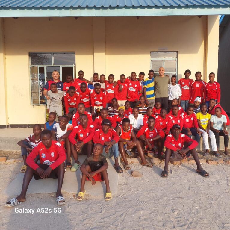 Tommaso Giulini, patron del Cagliari, insieme a don Carlo Rotondo e ai suoi ragazzi a Pawaga (Tanzania) | Foto concessa