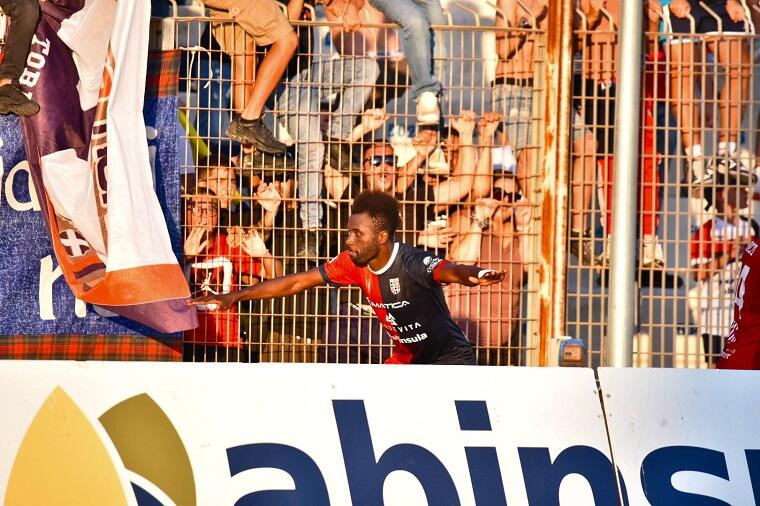 Adama Diakité esulta dopo il gol del pareggio in Torres-Rimini | Foto Alessandro Sanna