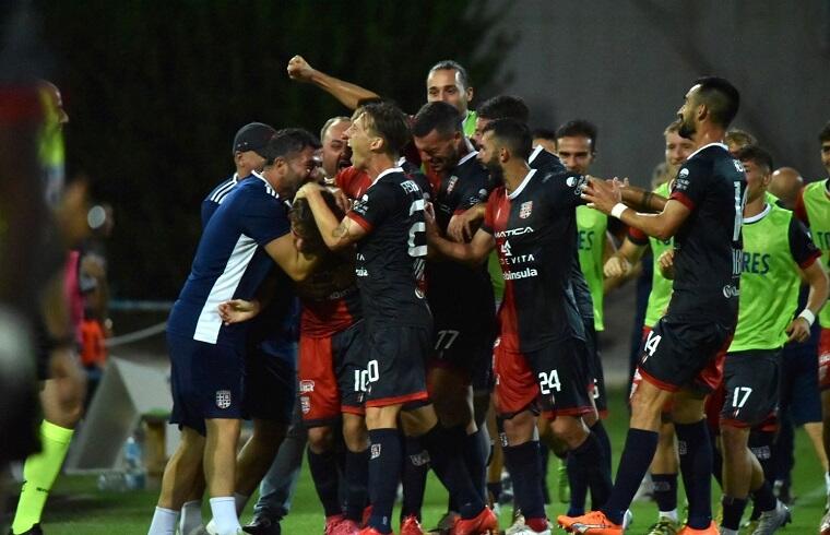 Ruocco esulta con la panchina dopo il gol in Torres-Carrarese | Foto Alessandro Sanna