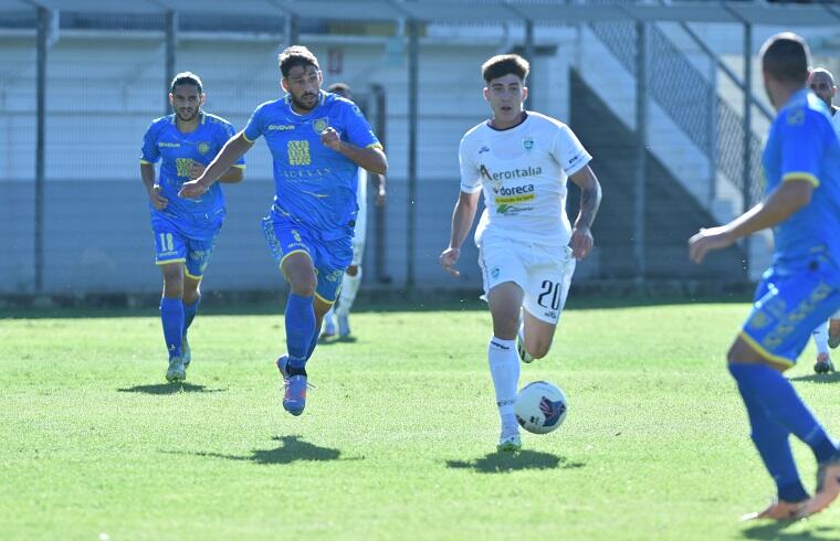 Nicolò Cavuoti durante Olbia-Carrarese | Foto Sandro Giordano