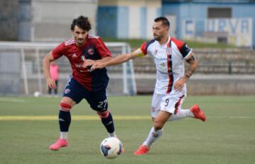 Scotto (Torres) e Podda (Sestri Levante) in azione | Foto Sestri Levante Calcio