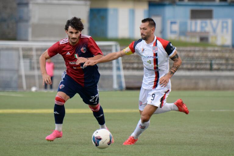 Scotto (Torres) e Podda (Sestri Levante) in azione | Foto Sestri Levante Calcio
