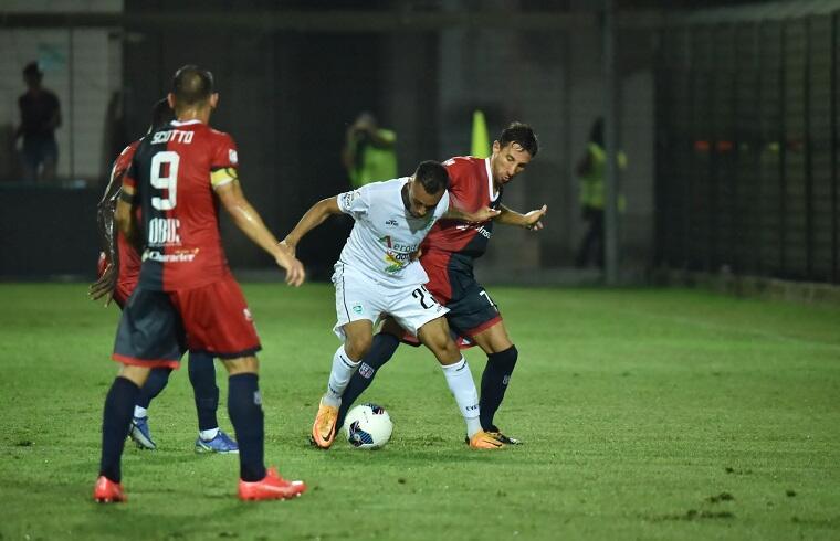 Liviero e Arboleda a contrasto durante il derby del Nespoli | Foto Alessandro Sanna