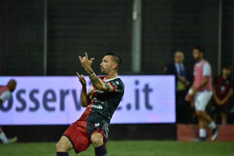 Gigi Scotto esulta dopo la doppietta messa a segno contro l'Olbia | Foto Alessandro Sanna
