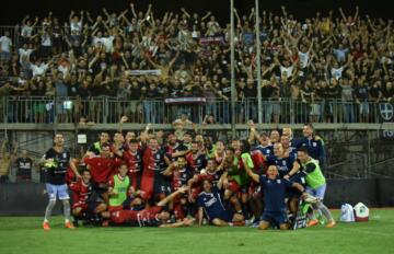 L'esultanza sotto la propria curva della Torres dopo la vittoria nel derby con l'Olbia | Foto Alessandro Sanna