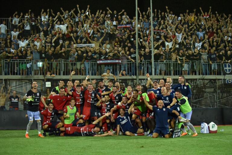 L'esultanza sotto la propria curva della Torres dopo la vittoria nel derby con l'Olbia | Foto Alessandro Sanna