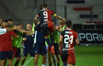 Gigi Scotto esulta dopo il gol segnato in Torres-Carrarese | Foto Alessandro Sanna