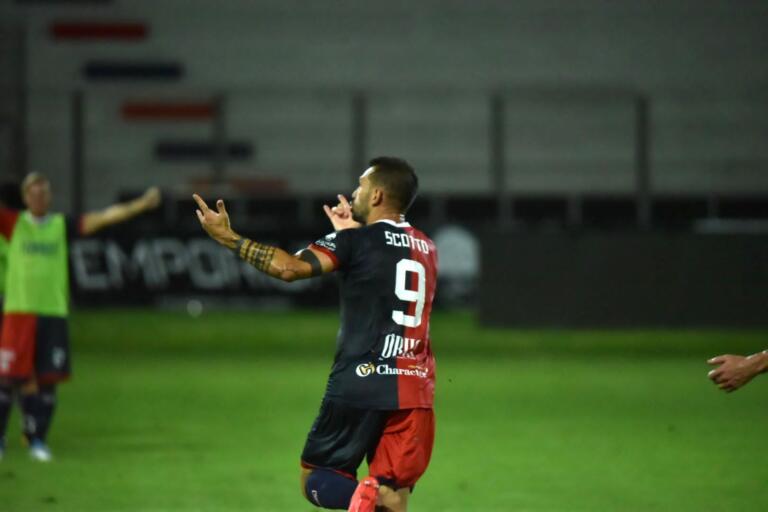 Gigi Scotto esulta dopo il gol segnato in Torres-Carrarese | Foto Alessandro Sanna