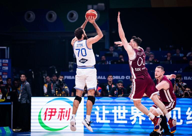 Gigi Datome al tiro contro la Lettonia | Foto Fiba