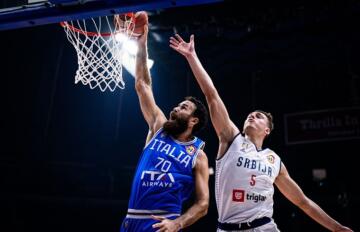 Gigi Datome inchioda i primi due punti della sua gara contro la Serbia | Foto Fiba