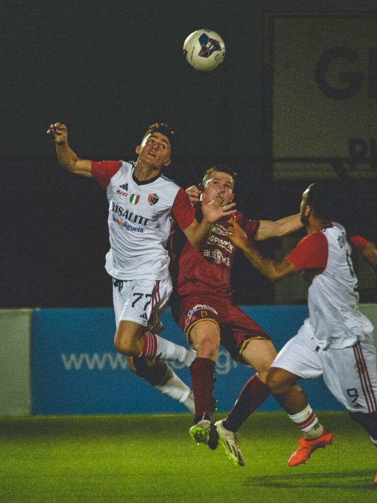 Isaias Delpupo a contrasto durante la gara tra Pontedera e Sestri Levante | Foto Instagram Sestri Levante