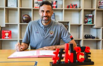 Salvatore Sirigu nel momento della firma con il Nizza | Foto OCG Nizza