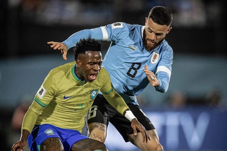 Nandez a contrasto con Vinicius durante la sfida contro il Brasile | Foto Facebook AUF - Selección Uruguaya de Fútbol