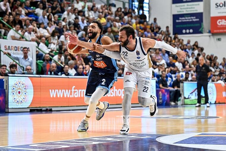Il capitano della Dinamo Sassari Stefano Gentile in difesa su Tyler Ennis | Foto Luigi Canu