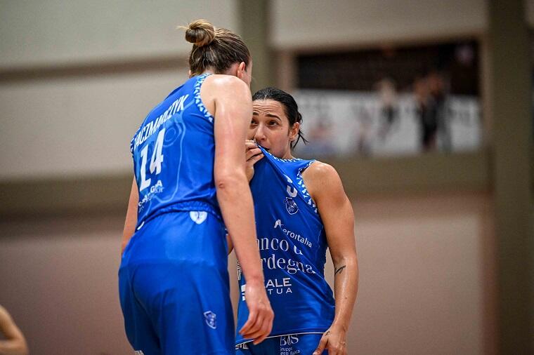 Kaczmarczyk e Carangelo dialogano durante il torneo pre-campionato di Cagliari | Foto Luigi Canu