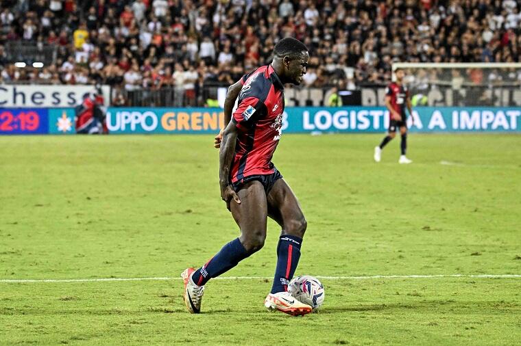 Il momento dell'infortunio di Zito Luvumbo durante Cagliari-Milan | Foto Luigi Canu