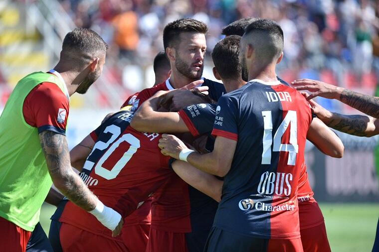 La gioia della Torres dopo il gol di Fischnaller alla Lucchese | Foto Alessandro Sanna