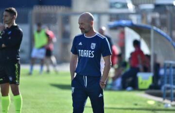 Alfonso Greco in panchina durante Torres-Spal | Foto Alessandro Sanna