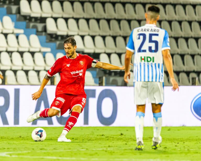 Angella, esperto capitano del Perugia, in azione contro la SPAL | Foto Nicolò Farina