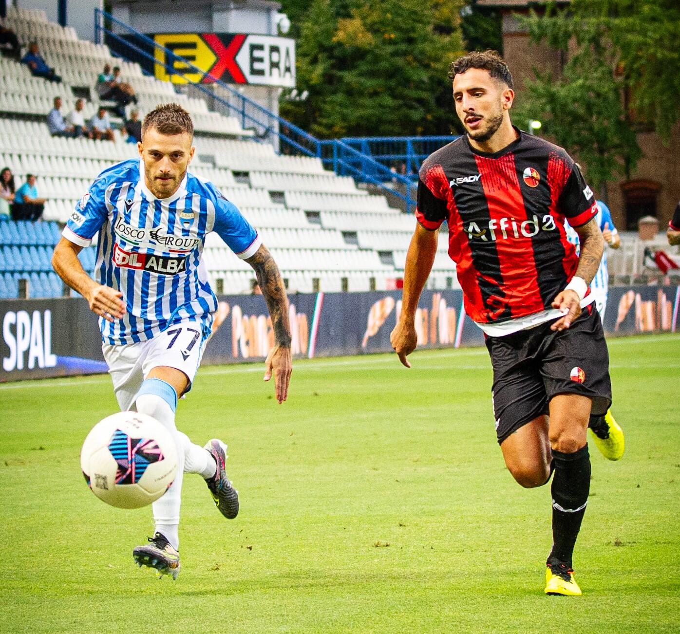 Vincent De Maria, terzino sinistro rossonero, in una fase di SPAL-Lucchese | Foto Nicolò Farina