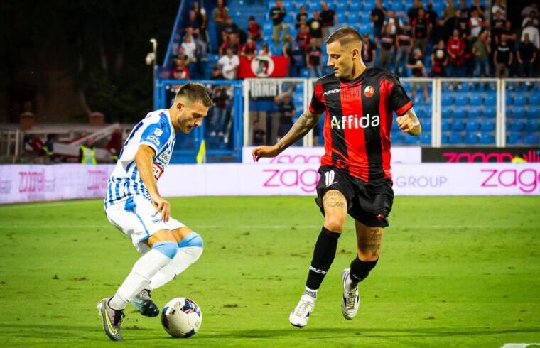 Il numero 10 rossonero Fedato in azione durante SPAL-Lucchese | Foto Nicolò Farina