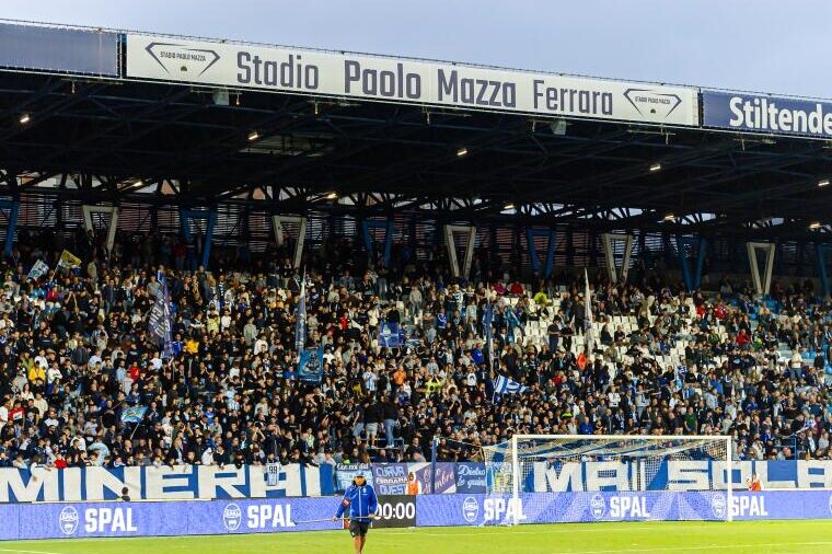 La curva dei tifosi della SPAL | Foto Nicolò Farina