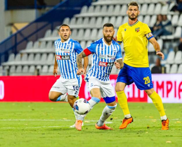 Giandonato, capitano della Fermana, in azione contro la SPAL | Foto Nicolò Farina