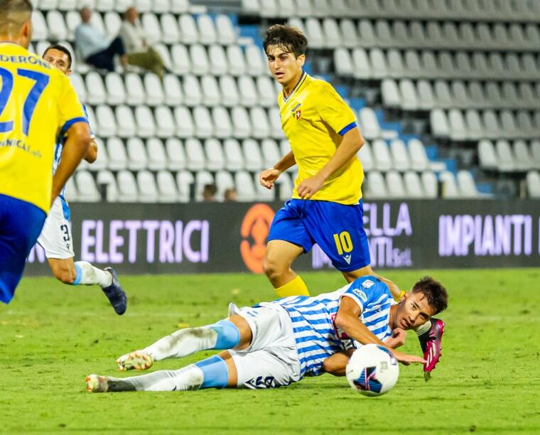 Ricardo Pinzi, figlio d'arte, con la maglia della Fermana | Foto Nicolò Farina