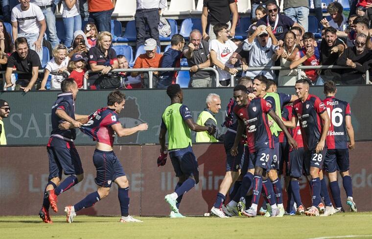 L'esultanza dei rossoblù dopo la rimonta in Cagliari-Frosinone | Foto Valerio Spano