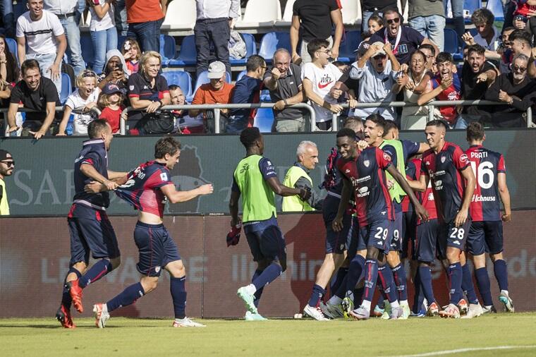 L'esultanza dei rossoblù dopo la rimonta in Cagliari-Frosinone | Foto Valerio Spano