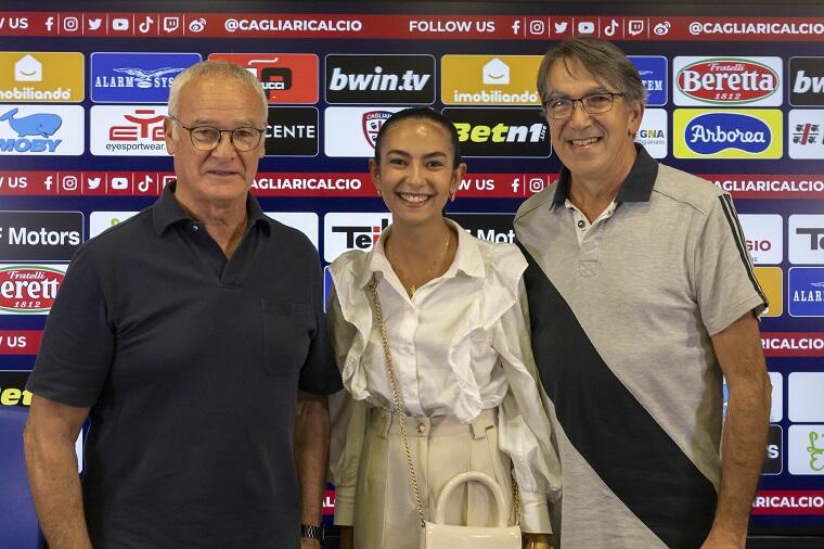 Il tecnico del Cagliari Claudio Ranieri e i due tifosi presenti alla conferenza stampa | Foto Valerio Spano/Cagliari Calcio