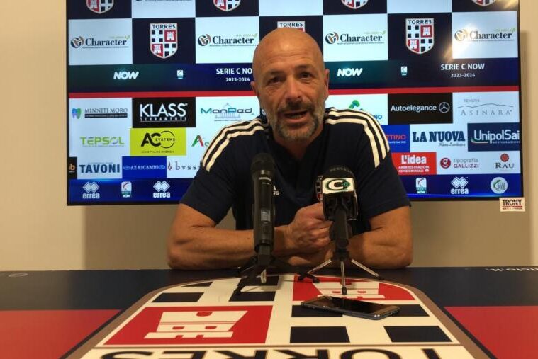 Alfonso Greco al termine della gara contro il Pontedera in sala stampa al Vanni Sanna