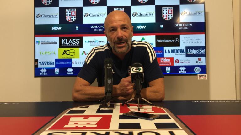 Alfonso Greco al termine della gara contro il Pontedera in sala stampa al Vanni Sanna