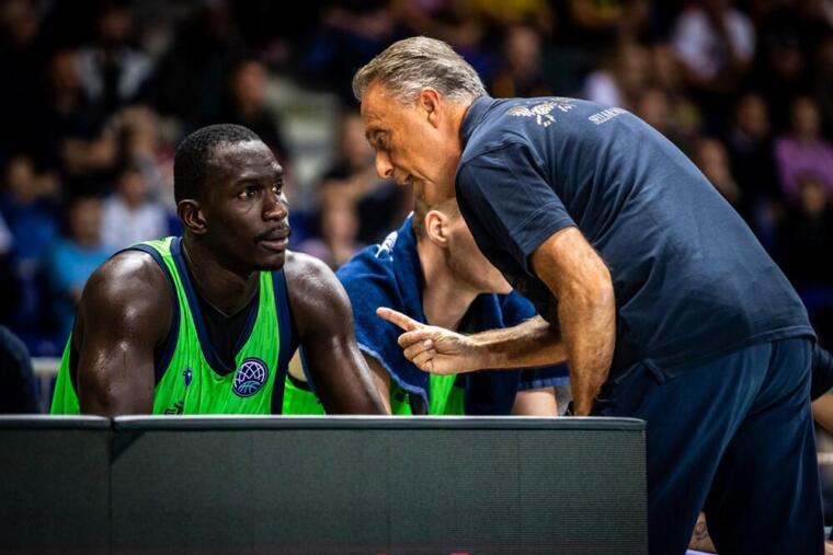 Ousmane Diop a colloquio con coach Piero Bucchi durante Stettino-Dinamo Sassari | Foto Bcl